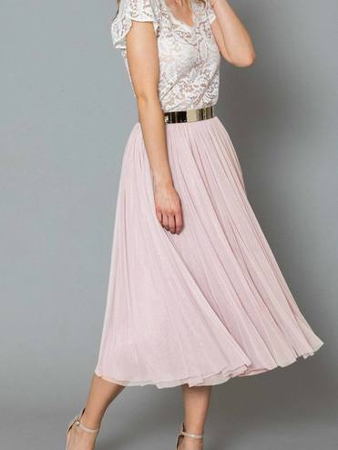 Zweiteiler aus weißem Oberteil und rosa-farbendem Rock