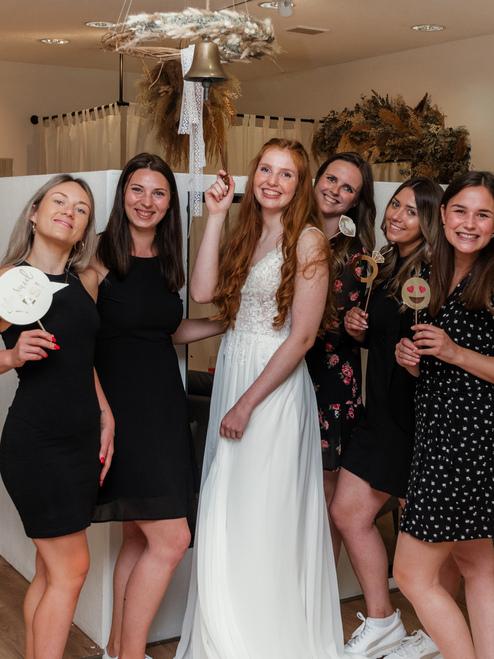 Erfolgreicher Anprobetermin Brautladen Braut in der Mitte ihrer Freundinnen